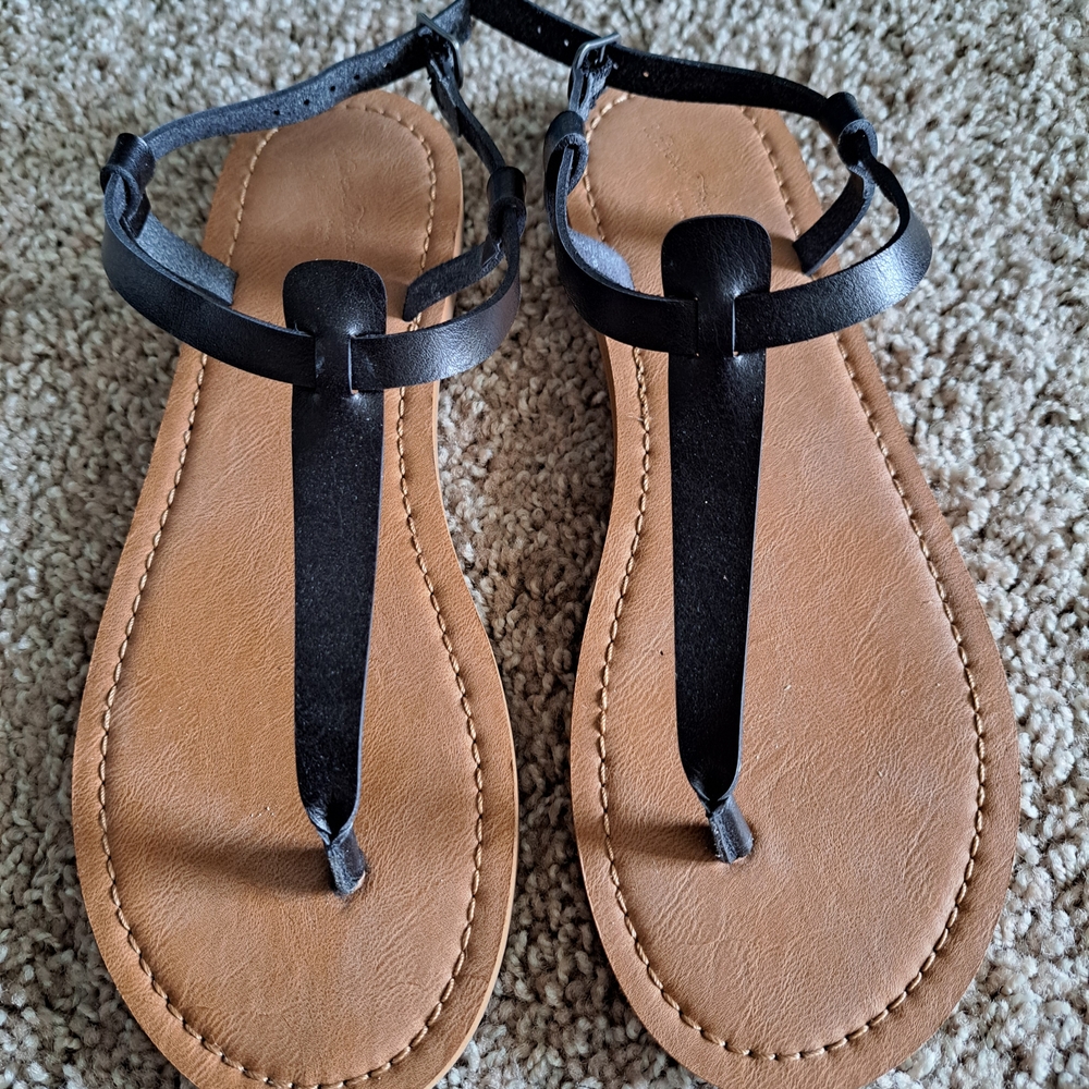 Universal Thread Black and Tan Sandals
